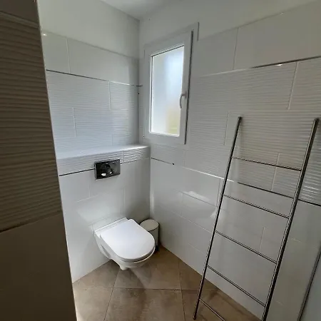 아파트 Modern 2 Bedroom - Terrace, Pool Access & Mountain Views *