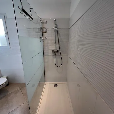 Modern 2 Bedroom - Terrace, Pool Access & Mountain Views 아파트
