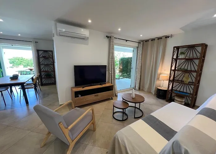 Modern 2 Bedroom - Terrace, Pool Access & Mountain Views Appartement Monticello