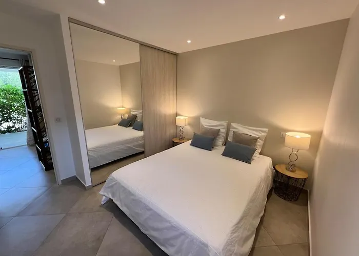 Modern 2 Bedroom - Terrace, Pool Access & Mountain Views * Monticello