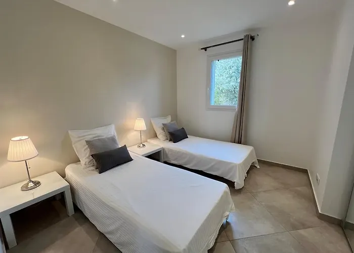 Apartment Modern 2 Bedroom - Terrace, Pool Access & Mountain Views
