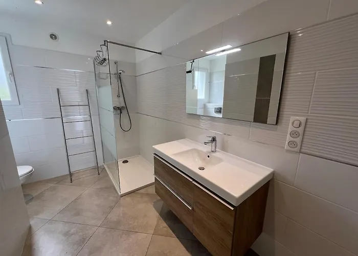 Apartment Modern 2 Bedroom - Terrace, Pool Access & Mountain Views *