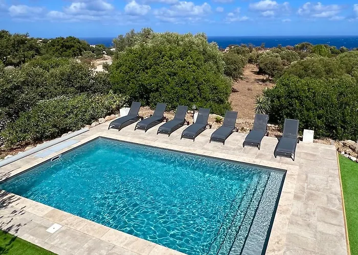 Modern 2 Bedroom - Terrace, Pool Access & Mountain Views *