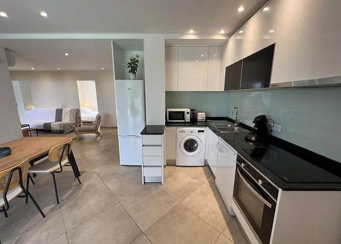 Modern 2 Bedroom - Terrace, Pool Access & Mountain Views Appartamento *