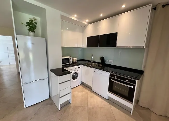 Appartement Modern 2 Bedroom - Terrace, Pool Access & Mountain Views *