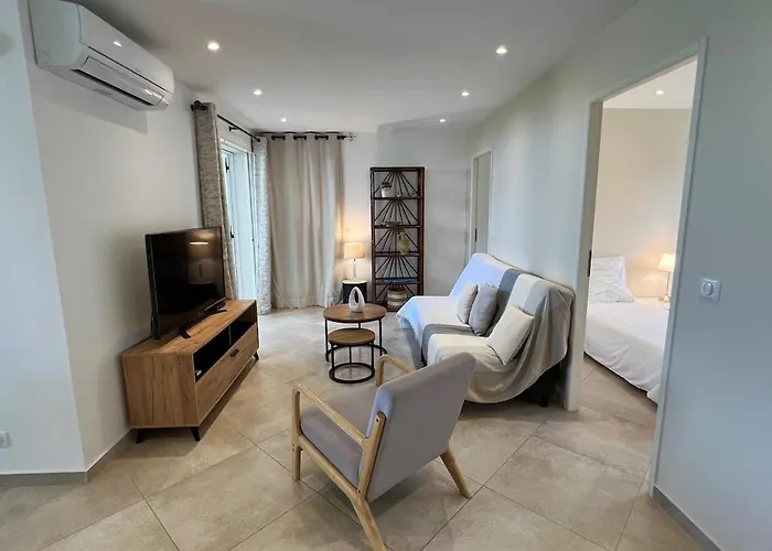 Appartement Modern 2 Bedroom - Terrace, Pool Access & Mountain Views