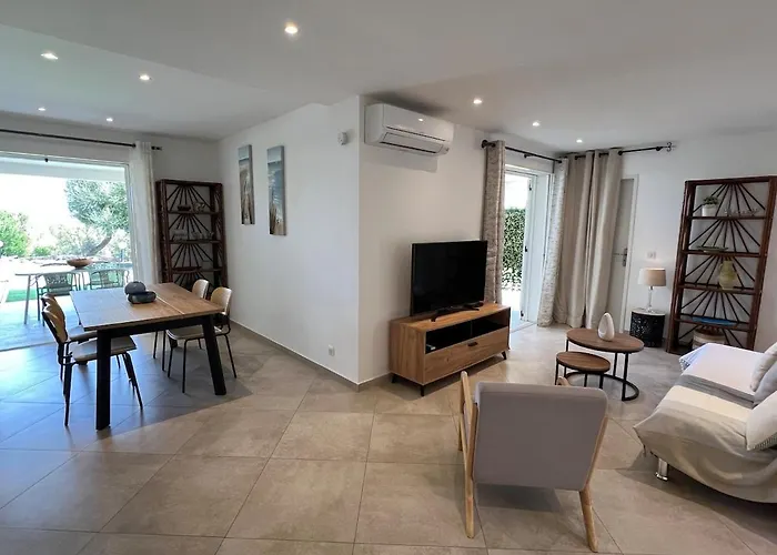 Modern 2 Bedroom - Terrace, Pool Access & Mountain Views * Monticello