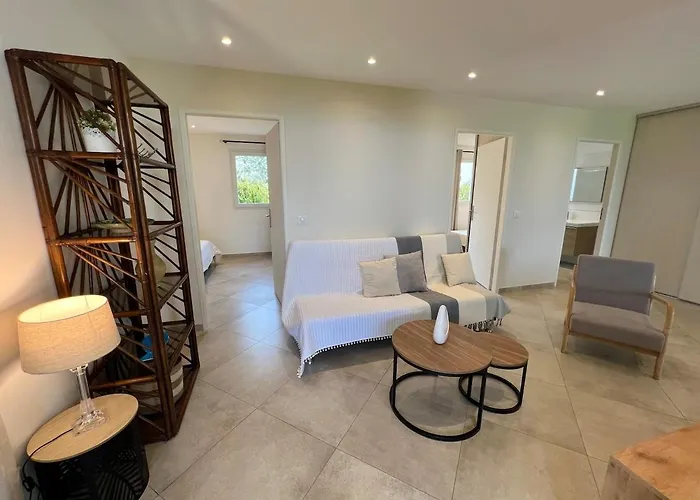 Modern 2 Bedroom - Terrace, Pool Access & Mountain Views Appartement