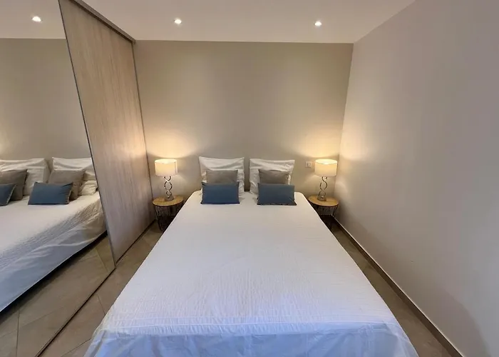 Appartement Modern 2 Bedroom - Terrace, Pool Access & Mountain Views *