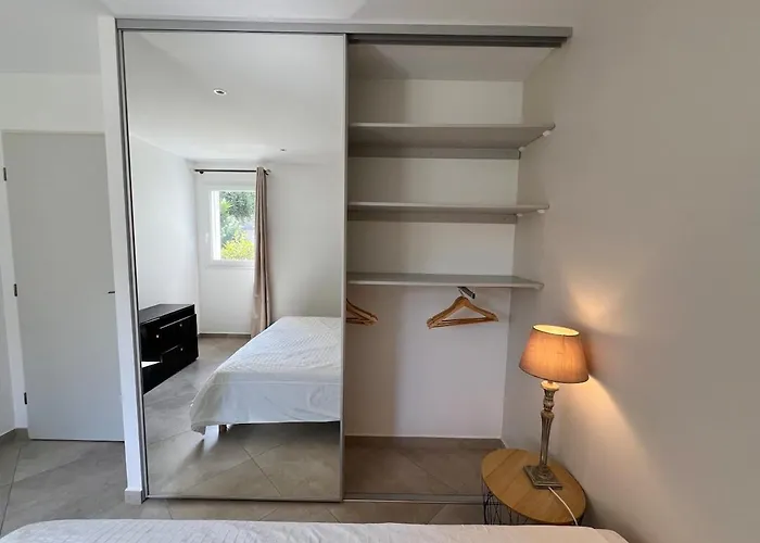 Modern 2 Bedroom - Terrace, Pool Access & Mountain Views Appartement