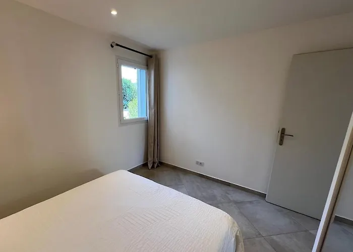 Modern 2 Bedroom - Terrace, Pool Access & Mountain Views Appartement