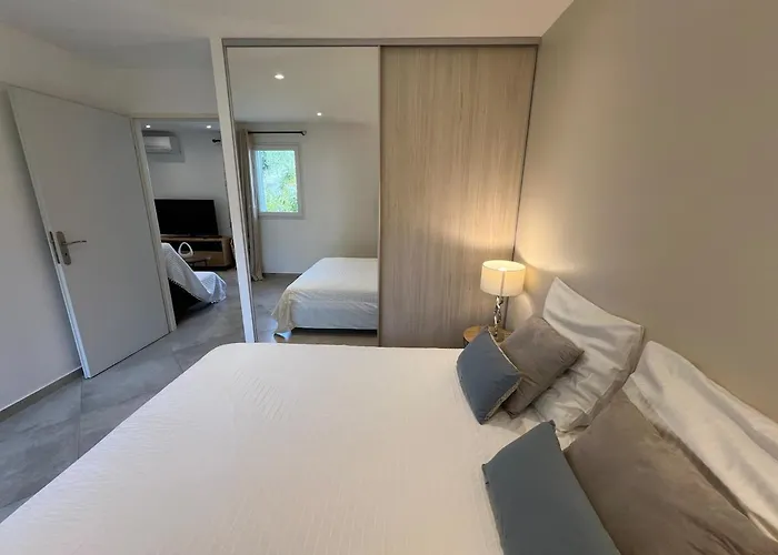 Modern 2 Bedroom - Terrace, Pool Access & Mountain Views