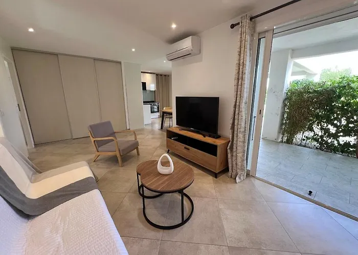 Modern 2 Bedroom - Terrace, Pool Access & Mountain Views Appartement