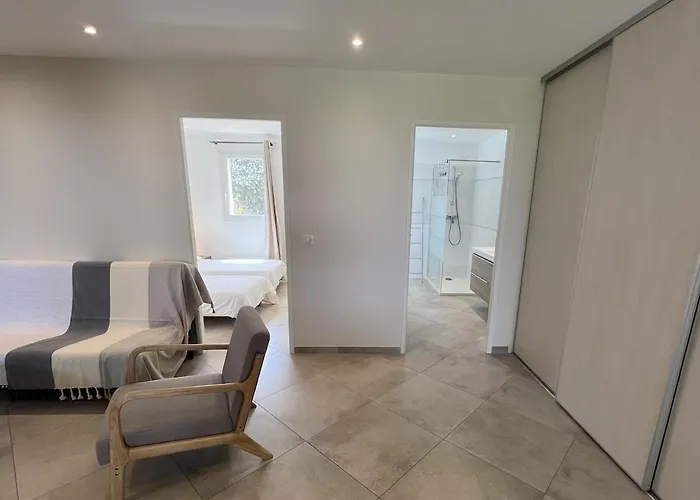 Modern 2 Bedroom - Terrace, Pool Access & Mountain Views Appartement