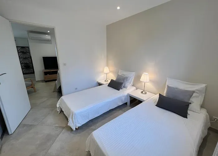Appartement Modern 2 Bedroom - Terrace, Pool Access & Mountain Views