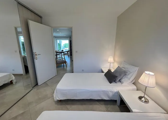 Modern 2 Bedroom - Terrace, Pool Access & Mountain Views Appartement