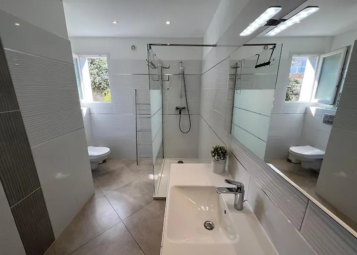 Modern 2 Bedroom - Terrace, Pool Access & Mountain Views * Monticello