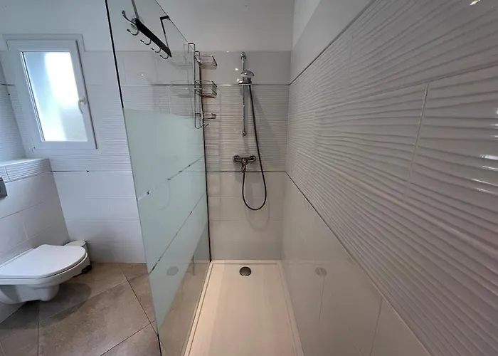 Modern 2 Bedroom - Terrace, Pool Access & Mountain Views Appartamento