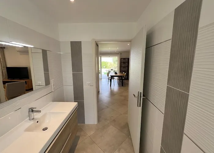 Modern 2 Bedroom - Terrace, Pool Access & Mountain Views Appartement Monticello