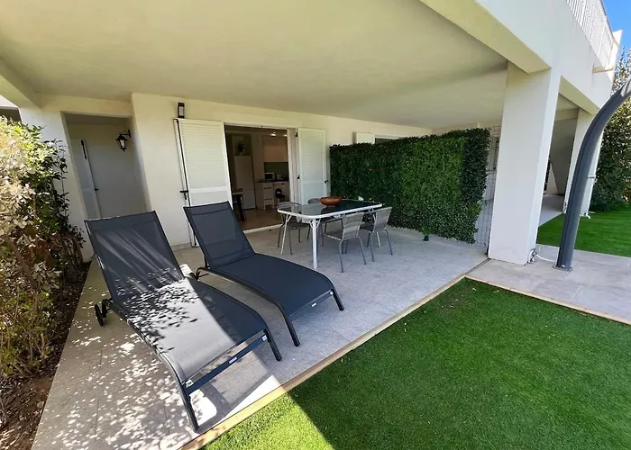 Modern 2 Bedroom - Terrace, Pool Access & Mountain Views *